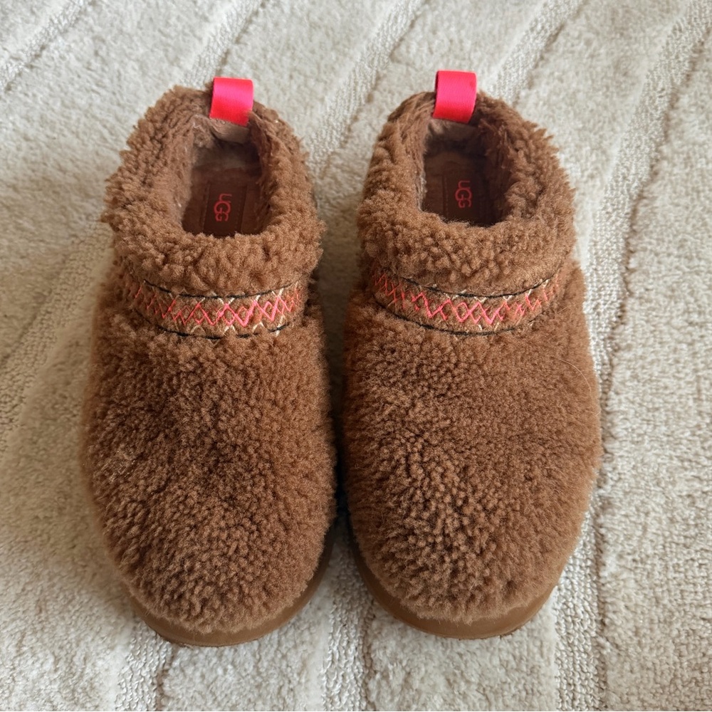UGG Tazz Shearling Platform Slip-On Slippers with Pink Pull Tab